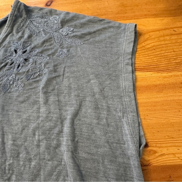 SOFT & SEXY American Eagle Outfitters embroidered flowers V neck M distressed - Picture 5 of 8